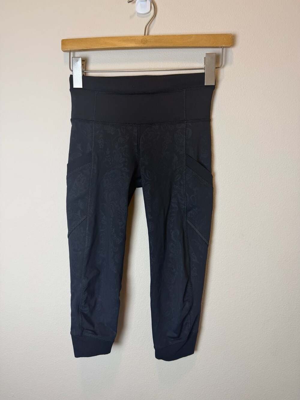 Lululemon Speed Tight Paisley Emboss Black Yoga Running Crop Leggings Size 2